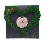 Square wall clock, decorated with stabilized natural lichens in the shape of a heart, 40 x 40 cm